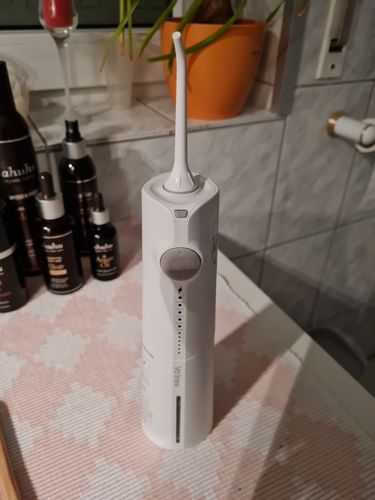 Customer photo review of Kabellose Munddusche / Irrigator für Zahn- & Mundpflege mit 5 Aufsätzen / 5 Modi und 6 Druckstufen / IPX7 Wasserdicht / Geräuscharm / Für zu Hause und Reisen