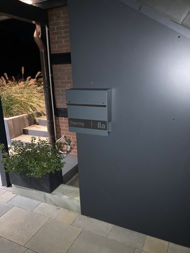 Customer photo review of AlbersDesign Briefkasten B3 anthrazit (RAL7016) personalisiert mit Edelstahlschild