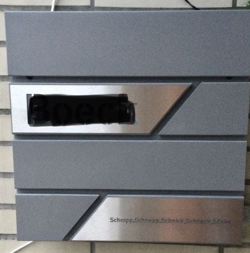 Customer photo review of AlbersDesign Briefkasten B1 in Graualuminium (RAL9007) personalisiert mit Edelstahl-Schildern