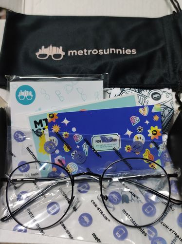 Customer photo review of MetroSunnies Caesar Specs (Black) / Con-Strain Blue Light / Anti-Radiation Computer Eyeglasses