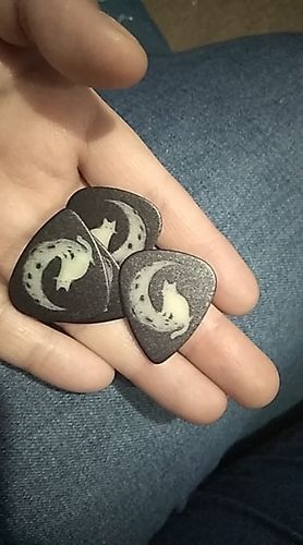 Customer photo review of Luminous Guitar Picks (Glow in dark Guitar pick)