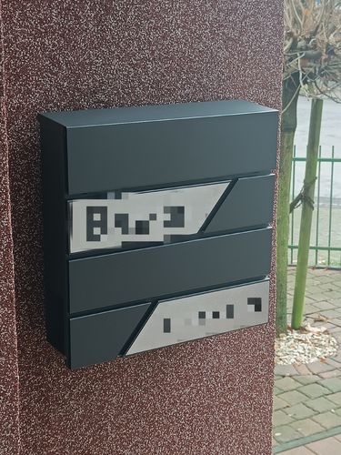 Customer photo review of AlbersDesign Briefkasten B1 anthrazit (RAL7016) personalisiert mit Edelstahl-Schildern