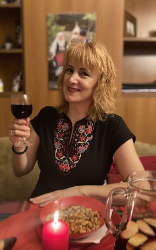 Дора П. review of Дамска тениска с V образно деколте бродирана със самоковска шевица image 1 out of 1