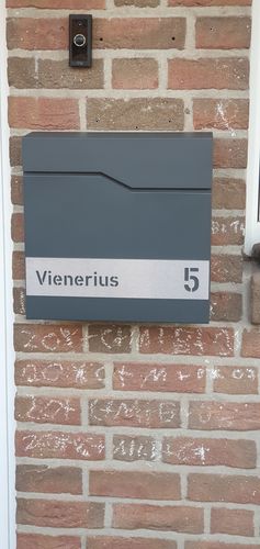 Customer photo review of AlbersDesign Briefkasten B7 anthrazit (RAL7016) personalisiert mit Edelstahl-Schildern