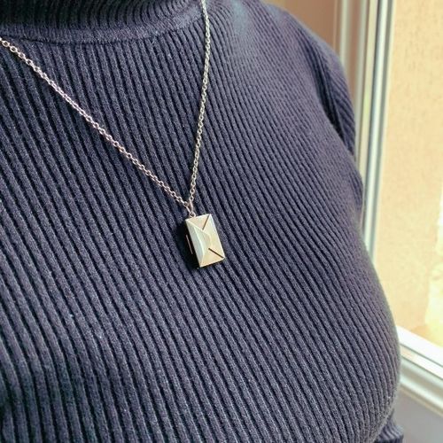 Customer photo review of Collar con colgante de sobre personalizable