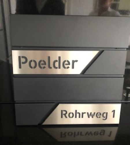Customer photo review of AlbersDesign Briefkasten B1 anthrazit (RAL7016) personalisiert mit Edelstahl-Schildern