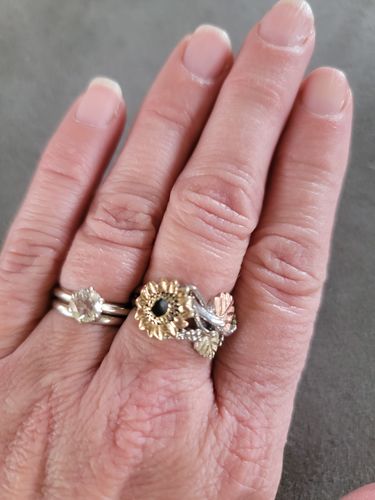 Customer photo review of Black Hills Gold Sunflower Ring