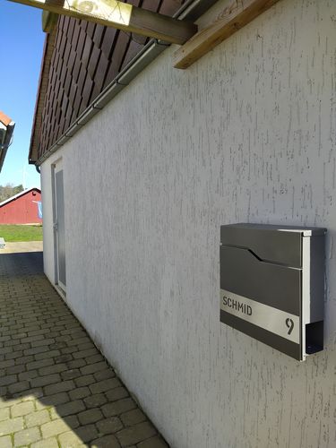 Customer photo review of AlbersDesign Briefkasten B7 in Graualuminium (RAL9007) personalisiert mit Edelstahlschild