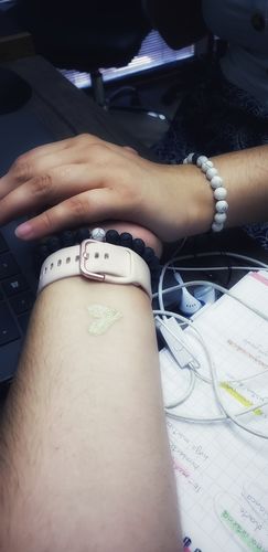 Reseña con foto de un cliente sobre Pulseras de distancia Volcanica y Howlita.