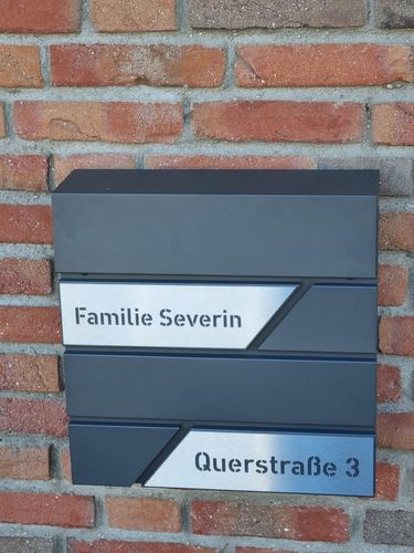 Customer photo review of AlbersDesign Briefkasten B1 anthrazit (RAL7016) personalisiert mit Edelstahl-Schildern