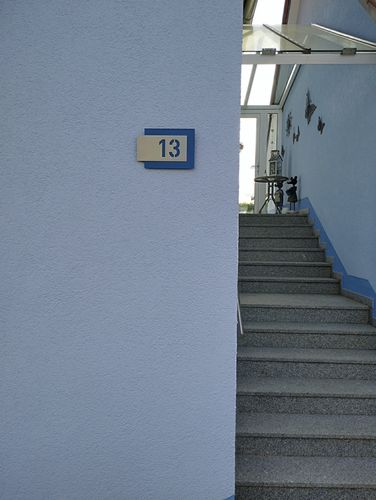 Customer photo review of Edelstahl-Hausnummer, mit 3D Effekt, Rückwand pulverbeschichtet in Wunschfarbe, Frontblende in Edelstahl