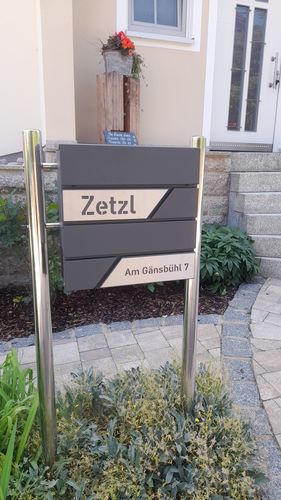 Customer photo review of AlbersDesign Briefkasten B1 anthrazit (RAL7016) personalisiert mit Edelstahl-Schildern