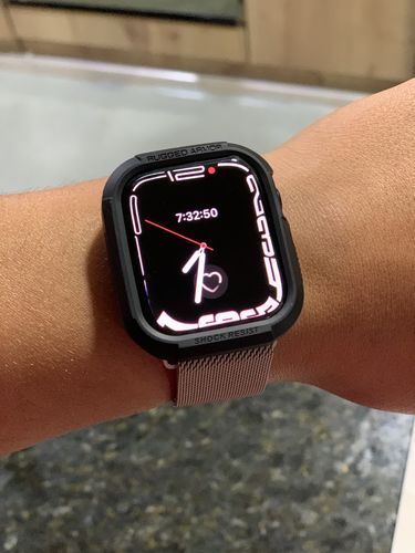 Customer photo review of Estuche Spigen Rugged Armor Apple Watch 8 / SE 2 / 7 / SE / 6 / 5 / 4 (45/44mm)