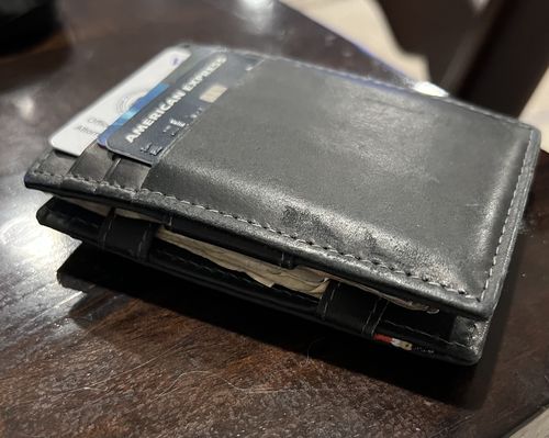Customer photo review of Essenziale Magic Wallet
