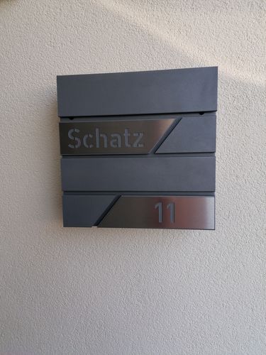 Customer photo review of AlbersDesign Briefkasten B1 in Graualuminium (RAL9007) personalisiert mit Edelstahl-Schildern