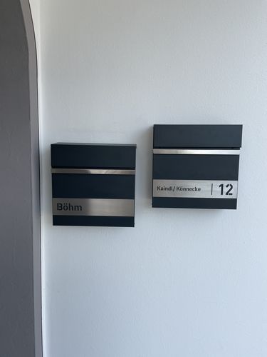 Customer photo review of AlbersDesign Briefkasten B3 anthrazit (RAL7016) personalisiert mit Edelstahlschild