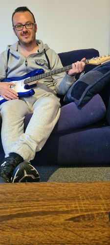 Customer photo review of Donner DST-100L Solid Body Blue S-S-H Pickups Electric Guitar Kit with Amplifier