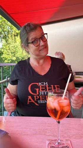 Customer photo review of ICH GEHE JETZT APEROL TRINKEN T-Shirt - V-Neck Damenshirt
