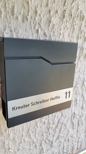 Customer photo review of AlbersDesign Briefkasten B7 anthrazit (RAL7016) personalisiert mit Edelstahl-Schild