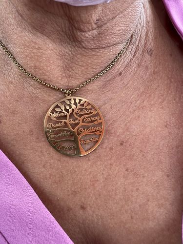 Customer photo review of Collar árbol de la vida personalizable