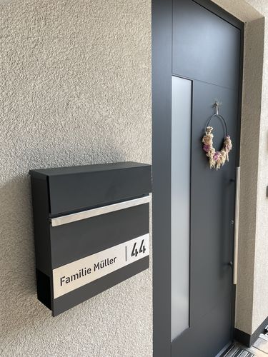 Customer photo review of AlbersDesign Briefkasten B3 anthrazit (RAL7016) personalisiert mit Edelstahlschild