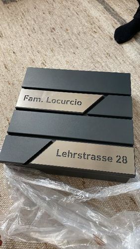 Customer photo review of AlbersDesign Briefkasten B1 anthrazit (RAL7016) personalisiert mit Edelstahl-Schildern