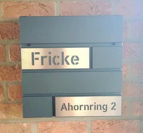 Customer photo review of AlbersDesign Briefkasten B4 anthrazit (RAL7016) personalisiert mit Edelstahl-Schildern