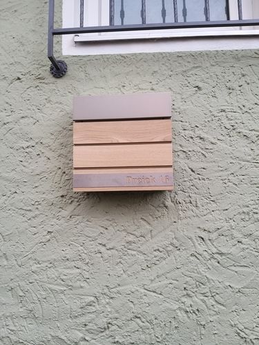 Customer photo review of AlbersDesign Briefkasten B5 (in RAL7016) mit Eichen-Massivholzelementen - personalisiert mit Edelstahl-Schild