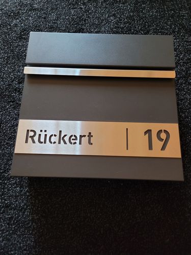 Customer photo review of AlbersDesign Briefkasten B3 anthrazit (RAL7016) personalisiert mit Edelstahlschild