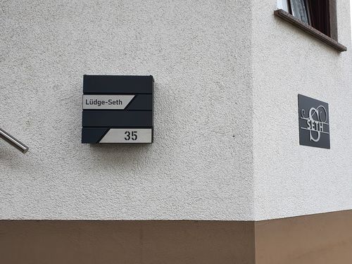 Customer photo review of AlbersDesign Briefkasten B1 anthrazit (RAL7016) personalisiert mit Edelstahl-Schildern