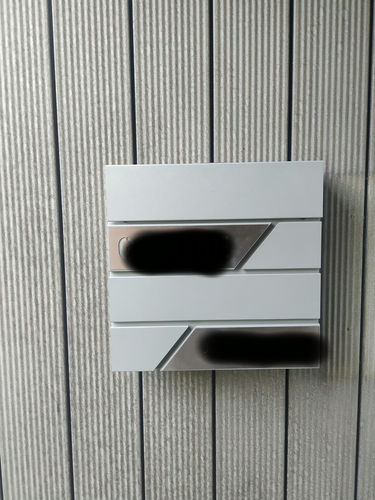 Customer photo review of AlbersDesign Briefkasten B1 in Graualuminium (RAL9007) personalisiert mit Edelstahl-Schildern