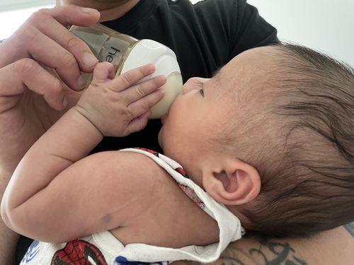 Customer photo review of Hegen PCTO™ 240ml/8oz Feeding Bottle PPSU, 2-Pack with 2 x Medium Flow Nipple (3 to 6 months)