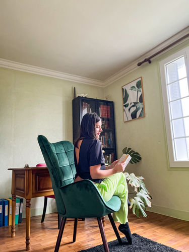 Customer photo review of Fauteuil scandinave capitonné dossier confortable avec accoudoirs en velvet vert - FUNKEL