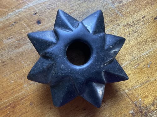 Customer photo review of Roue Sudarshan Chakra ancienne en pierre noire magnétique sculptée - Thogchag Tibétaine.