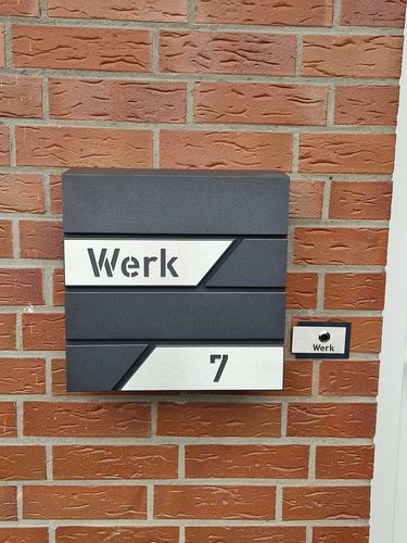 Customer photo review of AlbersDesign Briefkasten B1 Eisenglimmer (DB703) personalisiert mit Edelstahl-Schildern