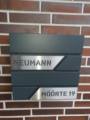 Customer photo review of AlbersDesign Briefkasten B1 anthrazit (RAL7016) personalisiert mit Edelstahl-Schildern