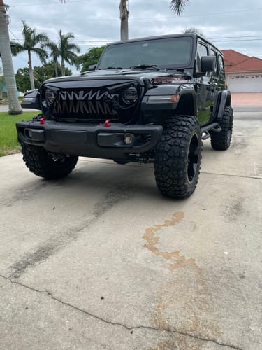 Customer photo review of Shark Grille - Glossy Black for 18-23 Jeep Wrangler JL & Gladiator JT w/o TrailCam