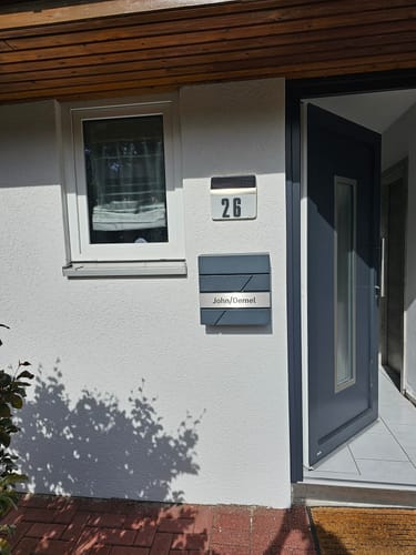 Customer photo review of AlbersDesign Briefkasten B17 Anthrazit (RAL7016) personalisiert mit Edelstahl-Schild