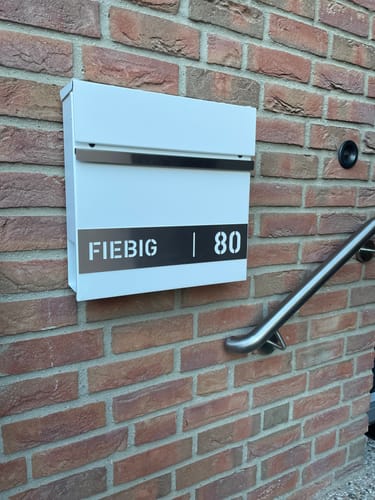 Customer photo review of AlbersDesign Briefkasten B3 Signalweiß (RAL9003) personalisiert mit Edelstahlschild