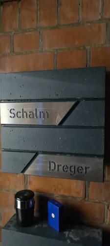 Customer photo review of AlbersDesign Briefkasten B1 anthrazit (RAL7016) personalisiert mit Edelstahl-Schildern