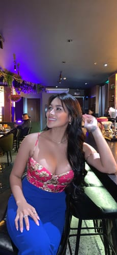 Customer photo review of 22" Bombshell Curls