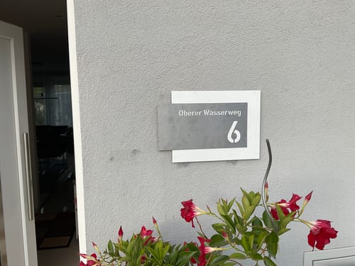 Customer photo review of Edelstahl-Hausnummer mit Straße, mit 3D Effekt, Rückplatte pulverbeschichtet in RAL9003, Frontblende in Edelstahl