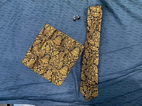 Customer photo review of Black Gold Paisley Silk Tie Handkerchief Cufflinks Set