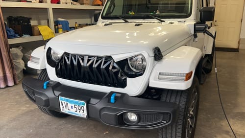 Customer photo review of Shark Grille - White & Black for 18-23 Jeep Wrangler JL & Gladiator JT w/o TrailCam