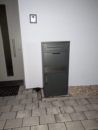 Customer photo review of AlbersDesign Stand-Paketbox PB1 anthrazit (RAL7016) personalisiert mit Edelstahl-Schild