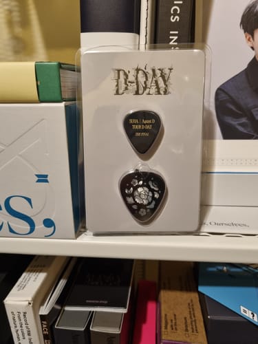 Customer photo review of BTS SUGA - AUGUST D TOUR D-DAY OFFICIAL MD GUITAR PICK SET