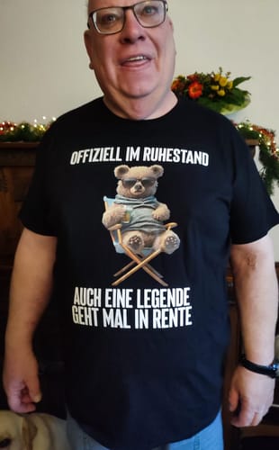 Customer photo review of OFFIZIELL IM RUHESTAND TEDDY Vorderdruck T-Shirt