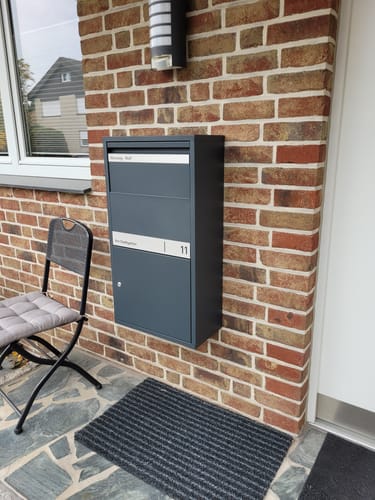 Customer photo review of AlbersDesign Paketbox PB4 anthrazit (RAL7016) personalisiert mit Edelstahl-Schild