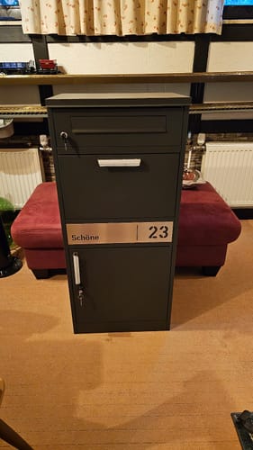 Customer photo review of AlbersDesign Stand-Paketbox PB1 anthrazit (RAL7016) personalisiert mit Edelstahl-Schild