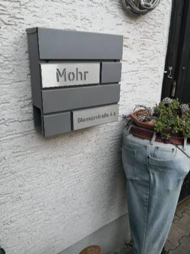 Customer photo review of AlbersDesign Briefkasten B4 in Graualuminium (RAL9007) personalisiert mit Edelstahl-Schildern